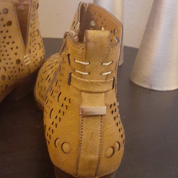 Cloud Walkers Women's Booties - Picture 2 of 3